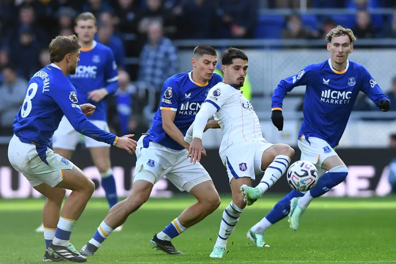 Pedro Neto Shines as Chelsea Sink Everton, but Martinez Injury Raises Concern